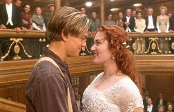 13. Titanic'te Rose'un bütün kıyafetleri güzeldi ancak kapanış sahnesinde giydiği bu beyaz elbise öne çıkanlardan biriydi.