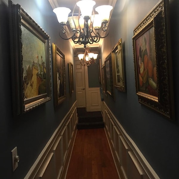 6. Женщина с фонарем в Casablanca Inn, Сент-Огастин, штат Флорида, США