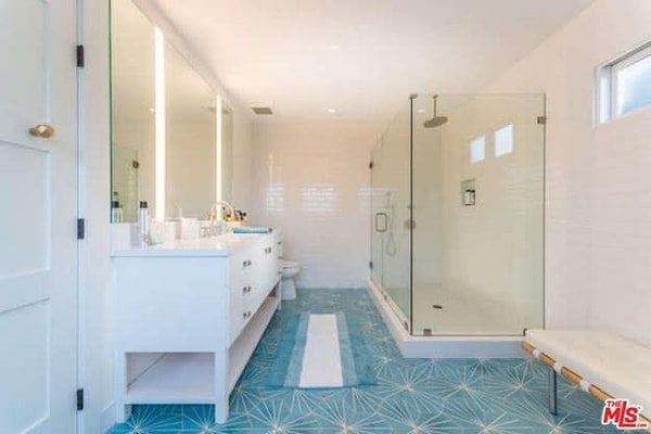 1. Какая звезда "Игры престолов" справляет здесь нужду и стоит под душиком? 🛀