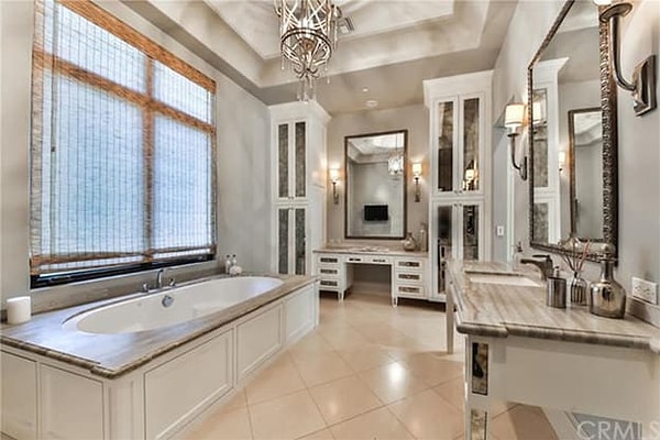 5. Кто из них плещется в этой ванне?