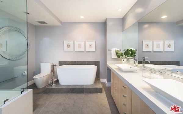 6. Кто из семьи Кардашян чистит тут зубки?