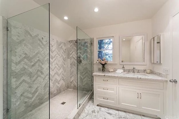 2. Кто из бывших звезд реалити-шоу "Голливудские холмы" является хозяином этой симпатичной душевой кабинки?