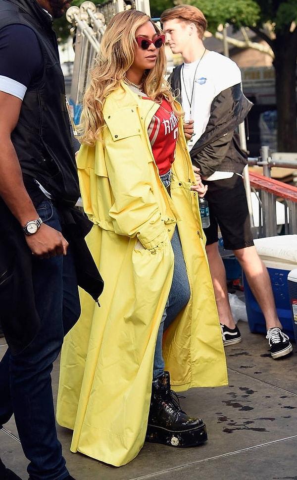 1. Kraliçe ile başlayalım! Beyonce, lakabına ve albümüne yakışır bir sarı rengi ile Made in America festivalinde görüldü.