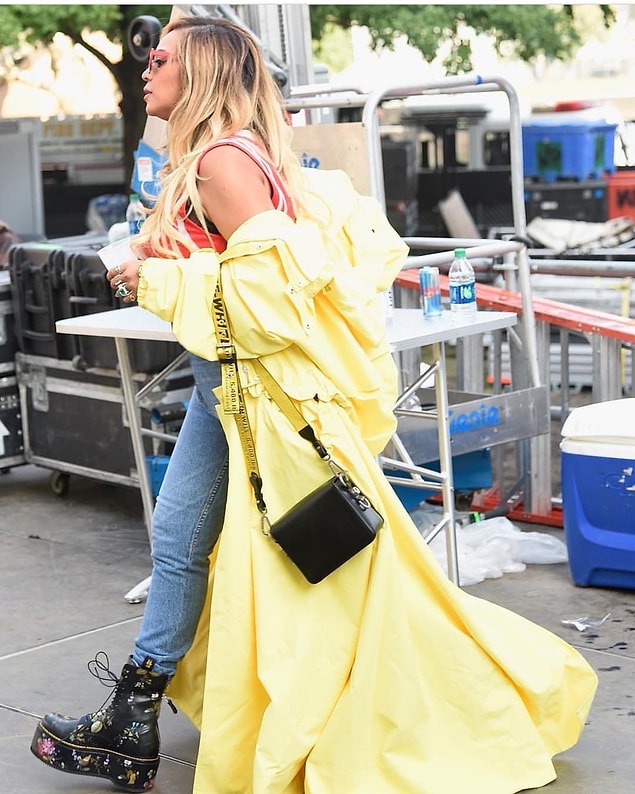 1. Kraliçe ile başlayalım! Beyonce, lakabına ve albümüne yakışır bir sarı rengi ile Made in America festivalinde görüldü.