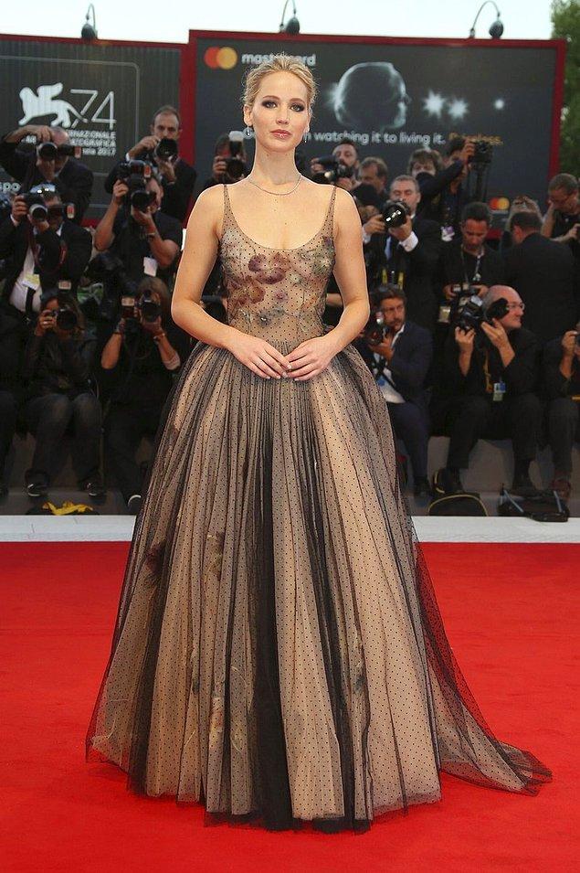 14. Jennifer Lawrence da masallardan fırlamış gibi bir elbise ile Venedik Film Festivali'nde süzüldü.