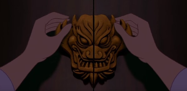 Ручка двери шкафа, из которого Мулан берет форму, также сделана в виде дракона