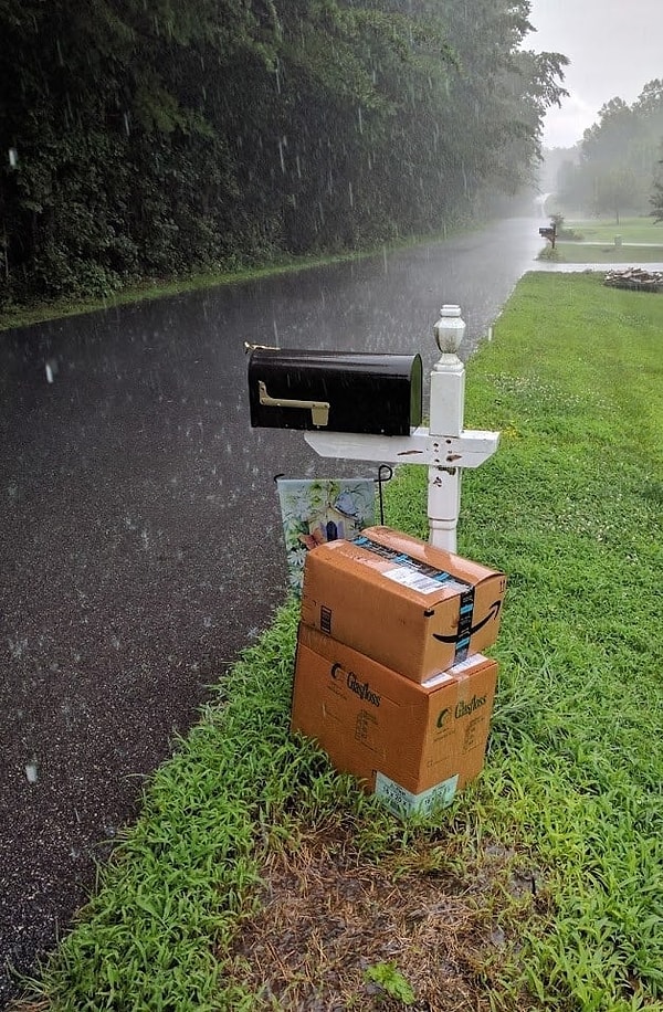 3. Бросить посылку в ливень вот так. Курьер, ты, конечно, молодец