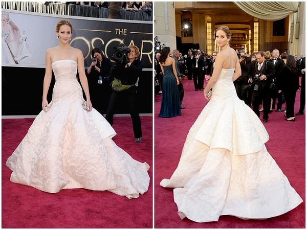 1. Ve zirvenin sahibi Jennifer Lawrence! 2013 yılında "En İyi Kadın Oyuncu" dalında Oscar ödülünü alırken giydiği Dior imzalı bu elbisenin fiyatı tamı tamına 4.000.000$!