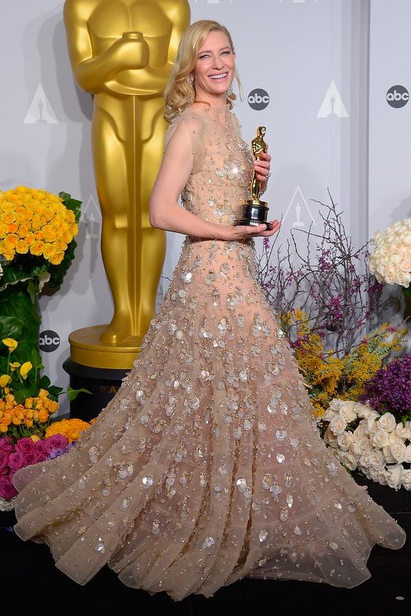 8. Elbiseleriyle her zaman iddiasını ortaya koyan Cate Blanchett'ın 2014 yılında giydiği, Armani Privé imzalı Swarovski taşlarla kaplanmış bu elbise de 100.000$ değerinde!