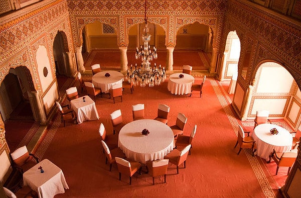 3. Все направляются в обеденный зал. Как члены семьи заходят в эту комнату, чтобы разместиться за столом?