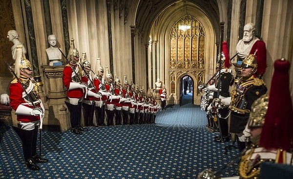 9. Вы замечательно провели время с королевой, но чтобы уйти, вам нужно преодолеть лестничный пролёт. Как вы это сделаете?