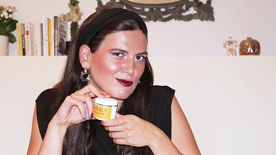 Gelişmiş Mizah Anlayışı ile Ürün Tanıtımı Yapan Kadın: Miray Akovalıgil