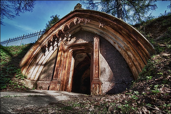 4. На польском языке "склеп" (sklep) - это...