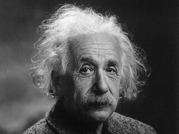 8. В каком году Альберт Эйнштейн предложил специальную теорию относительности?