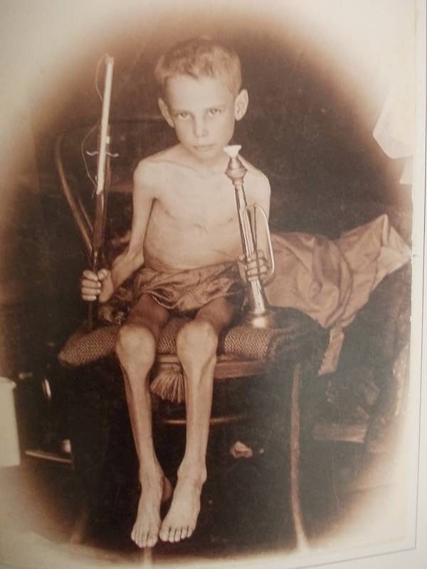 3. Мальчик, от которого остались кожа да кости, сидит внутри своей палатки. Приблизительно 1899-1902 года