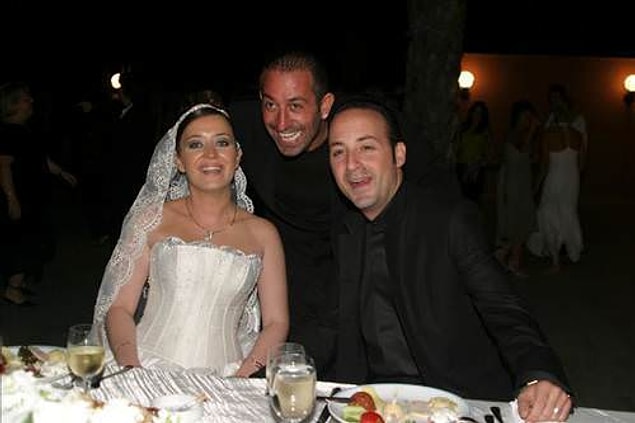 2004 yılında Özge Yılmaz ile dünya evine giren Tolga Çevik bildiğiniz gibi Cem Yılmaz'ın kız kardeşiyle evli!