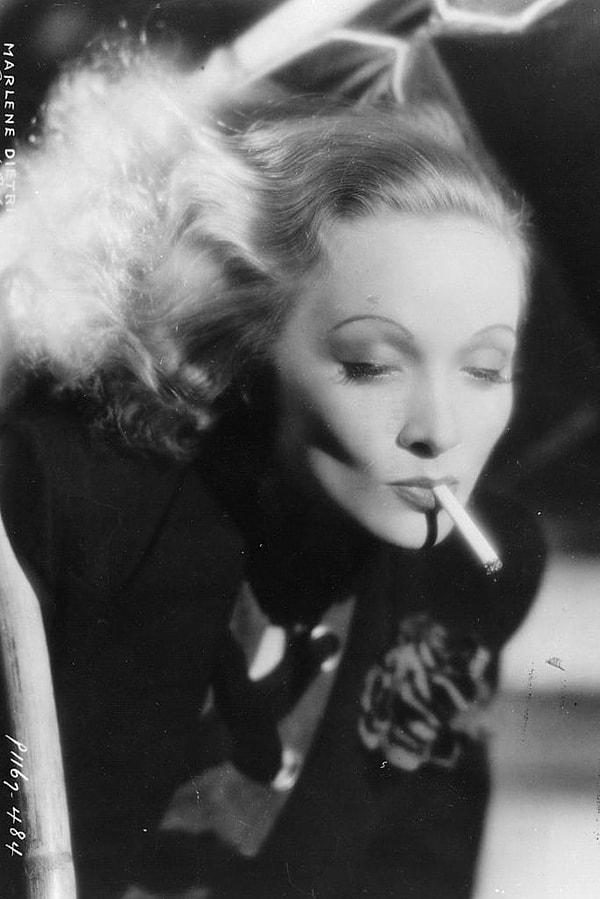 2. Marlene Dietrich fotoğraf çekiminde saçları pırıl pırıl görünsün diye peruğuna dökülen sahte simler yerine gerçek altın tozu kullanmakta fazlasıyla kararlıydı. 🏆👸