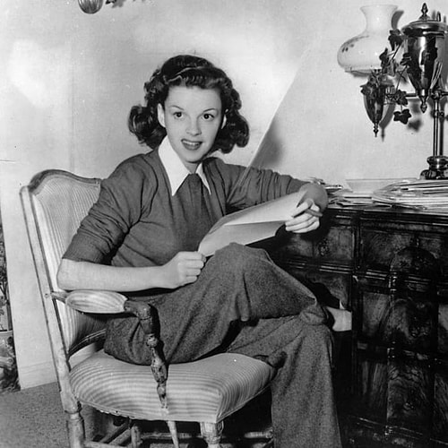 Ünlü medya şirketi Metro-Goldwyn-Mayer, Judy Garland'ın kilo vermesi gerektiğine kanaat getirince onu tavuk suyu çorbası, sade kahve ve günde 80 sigara içeren sıkı bir rejime başlattı.