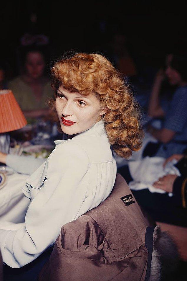 8. Rita Hayworth daha modern görünmek için yalnızca saçlarını boyamakla kalmamış bir de saç çizgisi elektrolizi yaptırmıştı. Bu acılı uygulamaya 1 yıl boyunca katlanmış olması şaşırtıcı!