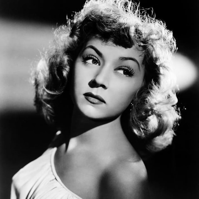 15. Oyuncu Gloria Grahame üst dudağını daha dolgun göstermek için iç tarafını pamuk ya da kağıtla doldururdu. 👄