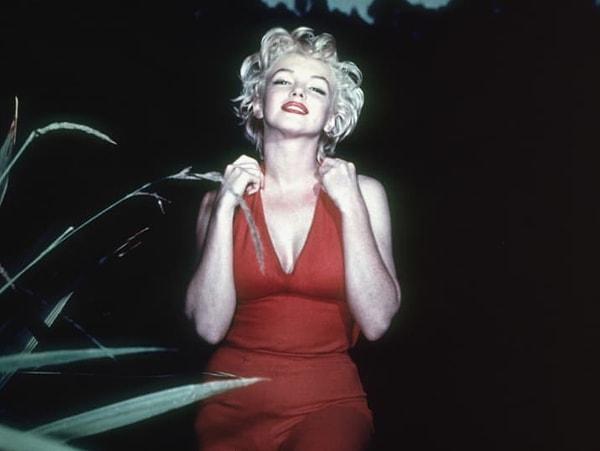 19. Marilyn Monroe kırmızının en güzel tonunu yakalamak için 5 farklı ruj ve parlatıcı kullanıyordu.