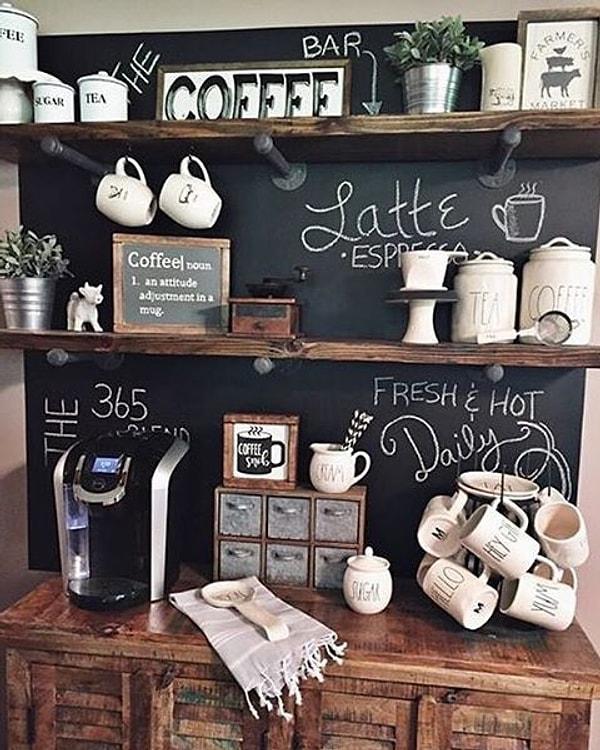 5. Kahve tutkunları da halihazırda sahip oldukları fincanları, kavanozları ve kahve makinalarına bir kara tahta ekleyerek kendilerine özel bir köşe yaratabilir.