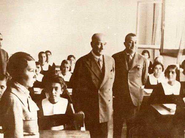 BONUS: Başöğretmen'imiz Adana Kız Enstitüsü'ndeki Tarih dersinde.