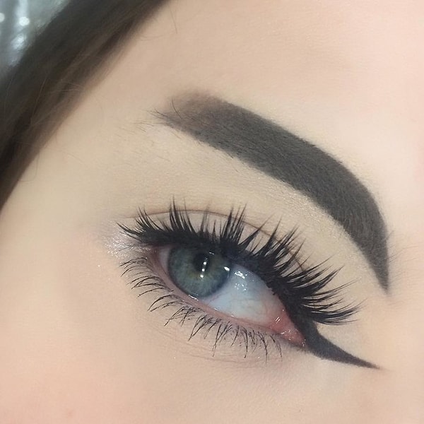 4. Одна из девушек даже предложила вариант с "обратным" макияжем бровей.