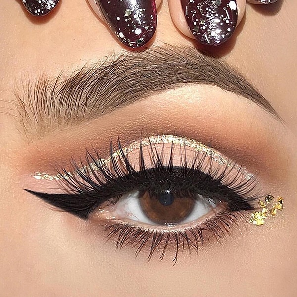 5. Для прорисовки стрелки вам понадобится и жидкая подводка для глаз, и, при желании более выразительного взгляда, накладные ресницы.