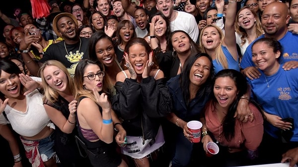 11. Она любит своих фанатов