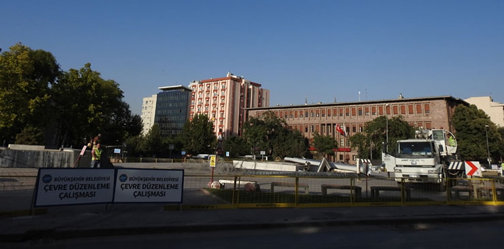 Meclis Önündeki Atatürk Meydanı Yıkıldı: Belediyeden 'Yenilenecek' Açıklaması