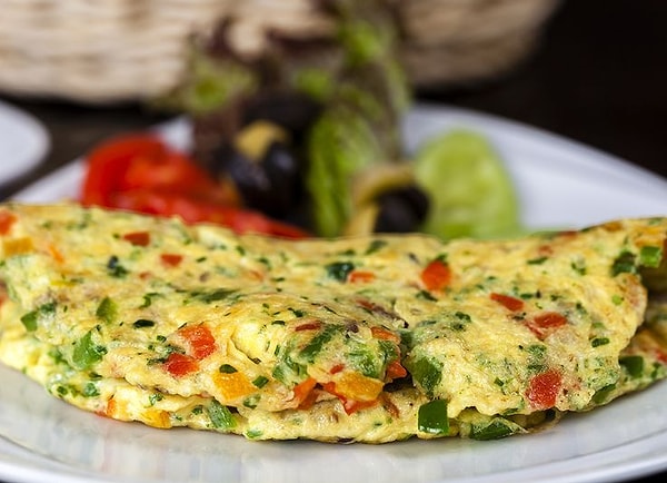 Первый рецепт, которым она поделилась - это омлет из шпината и болгарского перца.