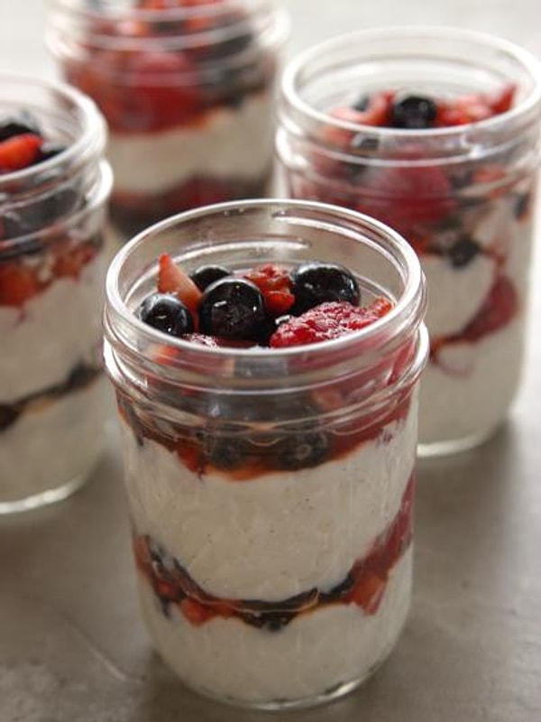 Второй рецепт завтрака Хлои - йогуртовое парфе.