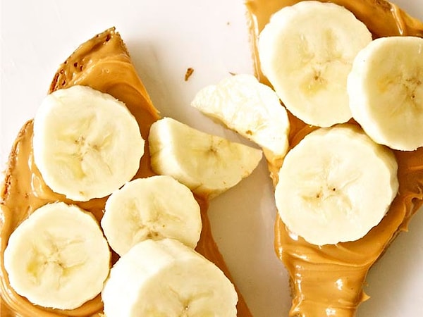 Третий рецепт от Хлои - банановый тост с миндальным маслом.