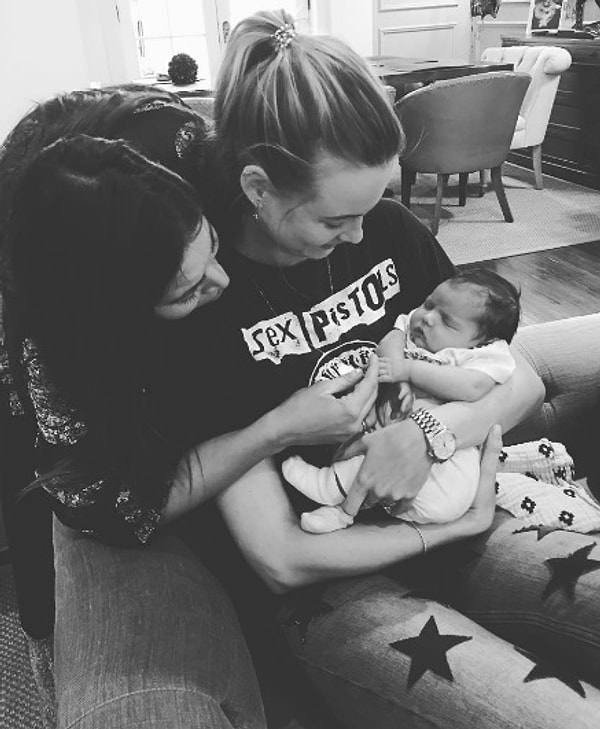 5. Как-то в прошлом Адам сказал, что хочет иметь "100 детей", а в феврале 2017 Бехати выложила это фото с подписью "нам нужен еще один @adamlevine".