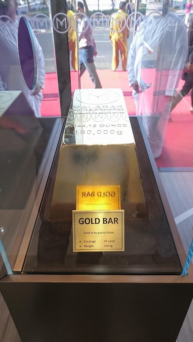 7. Bir dükkanın vitrinindeki 160 kiloluk altın külçesi. Evler böyle dekore ediliyor yani. 😮🤑