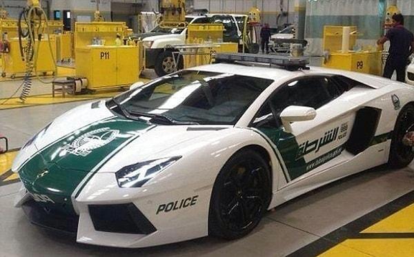 14. Bu polis arabası bildiğimiz Lamborghini 😳