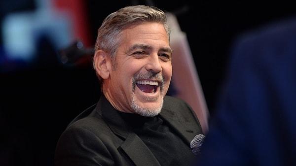 George Clooney ise bildiğiniz gibi: Yılların eskitemediği, oyunculuğuyla ve karizmasıyla herkesi her zaman kendine hayran bırakan bir afet-i devran.