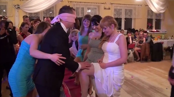 Garip Bir Rus Oyunu: İnsanların Bacaklarına Dokunarak Gelini Bulmaya Çalışmak