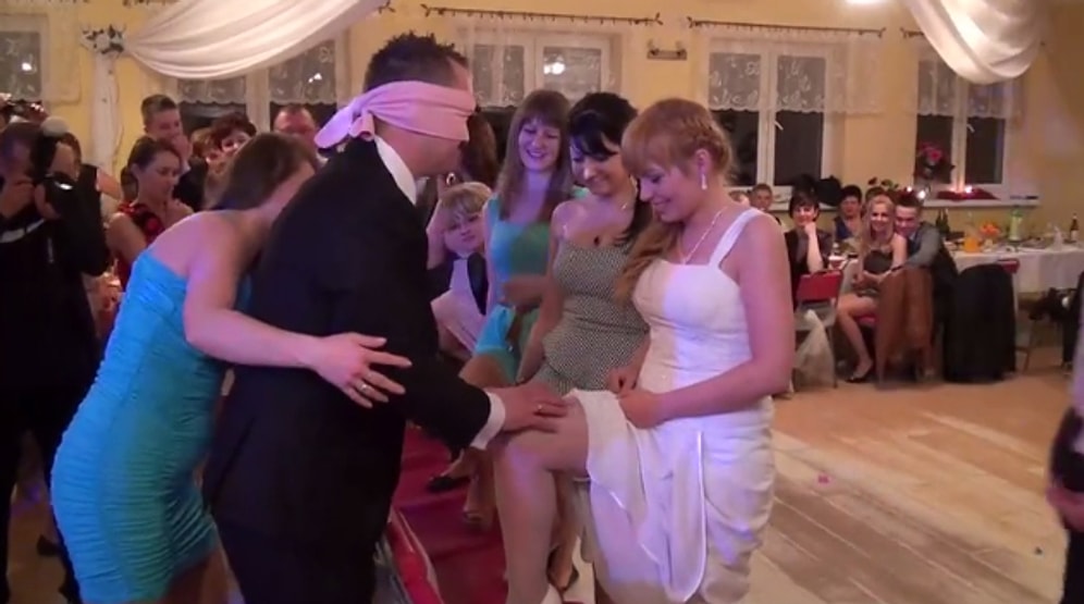 Garip Bir Rus Oyunu: İnsanların Bacaklarına Dokunarak Gelini Bulmaya Çalışmak