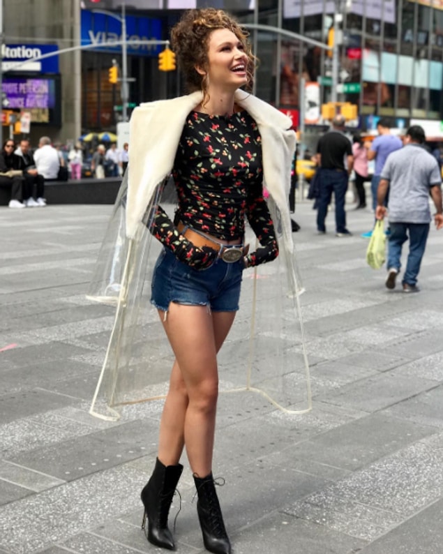 1. Bu sezon her yerde göreceğiniz plastik trenchcoat modasını es geçmeyen Melisa Şenolsun da oradaydı