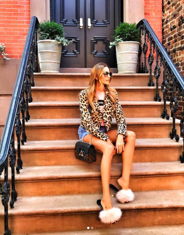 4. Tüylü terlikleri ve leopar ceketiyle, New York'un klasik kapı önü merdivenlerinde poz veren Özge Ulusoy