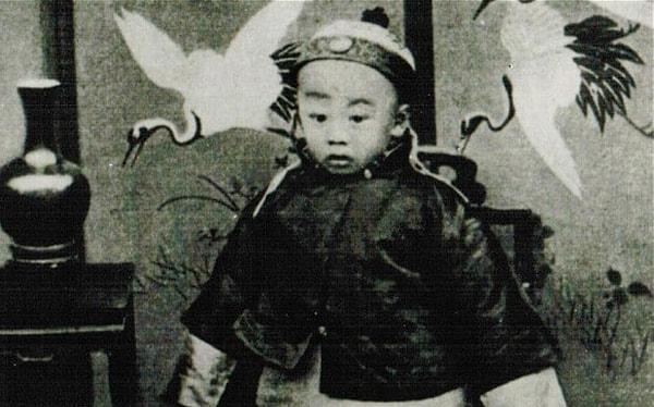 9. Son Çin İmparatoru Puyi, Komünist rejimin ardından hayatının son yıllarını sıradan bir insan olarak geçirmiş, hatta çöpçülük dahi yapmış.
