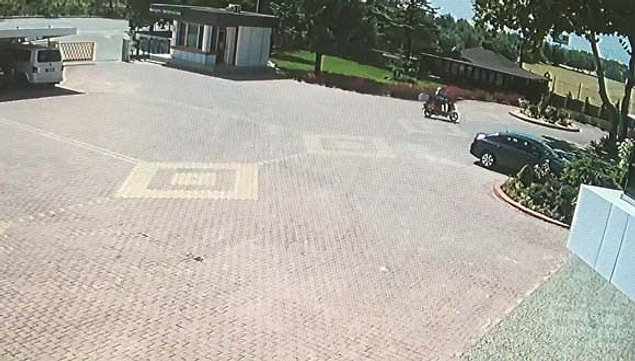 Kurye olduğunu söyleyerek içeri girdi ve kurşun yağdırdı
