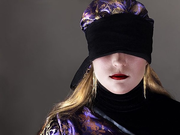 8. Челлендж "Макияж с закрытыми глазами"