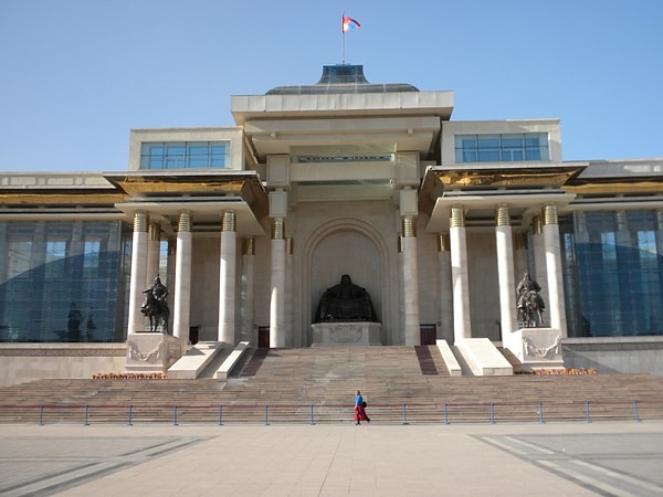 12. Увидеть статую Чингисхана у Дворца правительства Монголии в Улан-Баторе