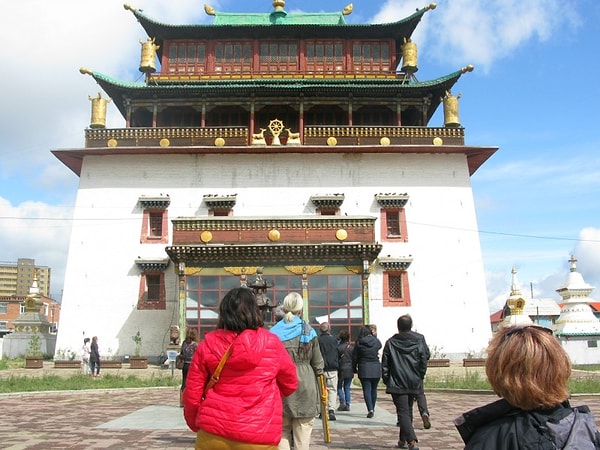 13. Посетить буддийский храм Гандантэгченлин