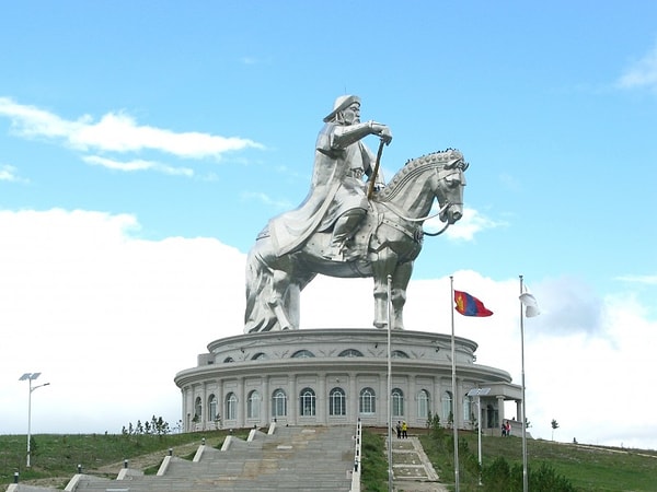 14. Восхититься размерами статуи Чингисхана на окраине Улан-Батора