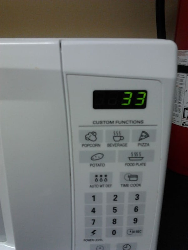 5. Тех, кто забирает еду из микроволновки, но не сбрасывает оставшееся время