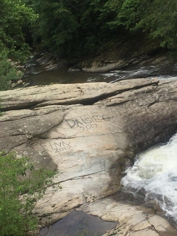 6. Тех, кто оставляет дурацкие надписи везде, где только можно